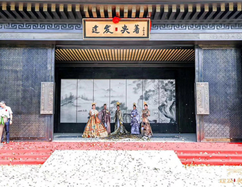 【建發(fā)·央著】國境盛啟，誰在為世界立著？！